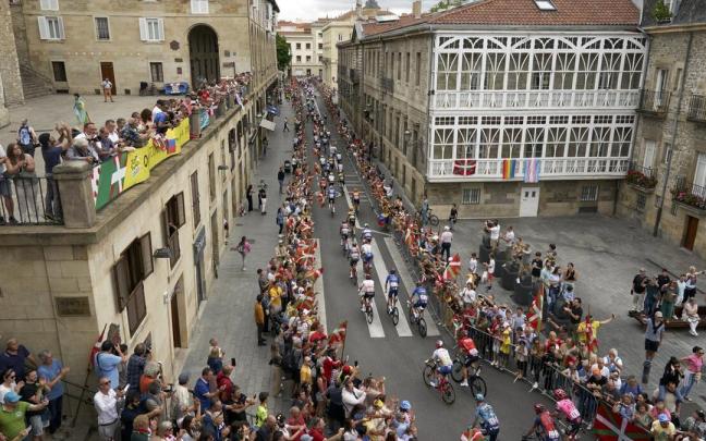 El pelotón, a su paso por Vitoria El pelotón, a su paso por Vitoria