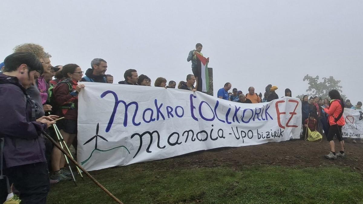 protesta en contra del parque eólico proyectado en el macizo de Mandoia