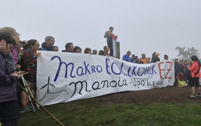 protesta en contra del parque eólico proyectado en el macizo de Mandoia