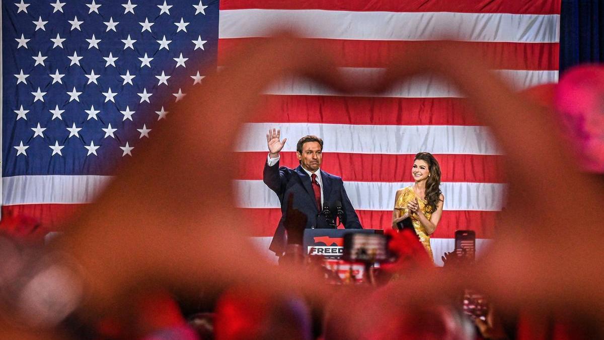 El gobernador de Florida, Ron DeSantis, junto a su mujer, Casey.