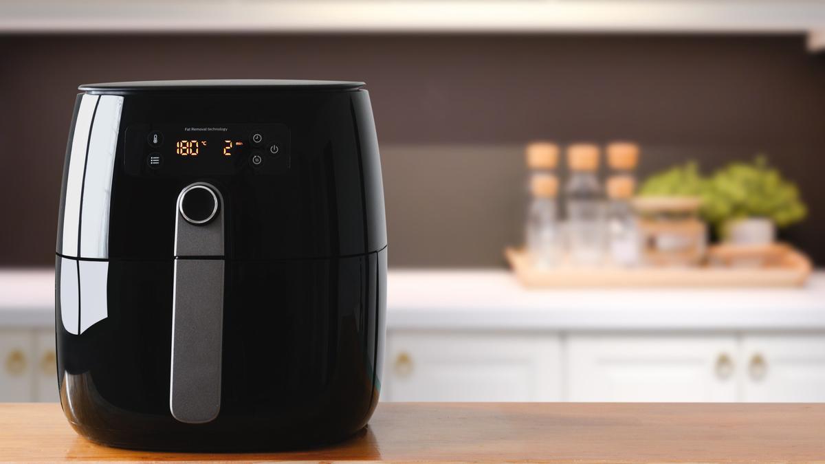 La freidora de aire se ha convertido en un electrodoméstico imprescindible en la cocina.