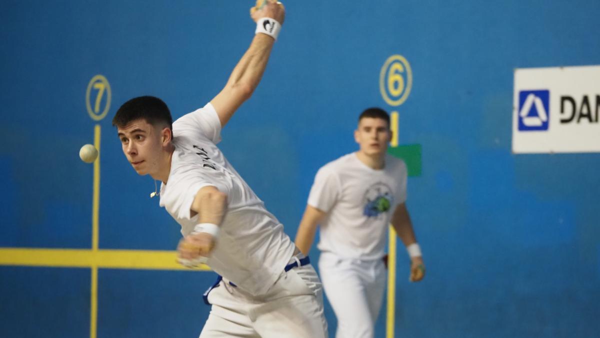 Murua y Apezetxea protagonizaron un bonito duelo en la delantera en la final sénior.