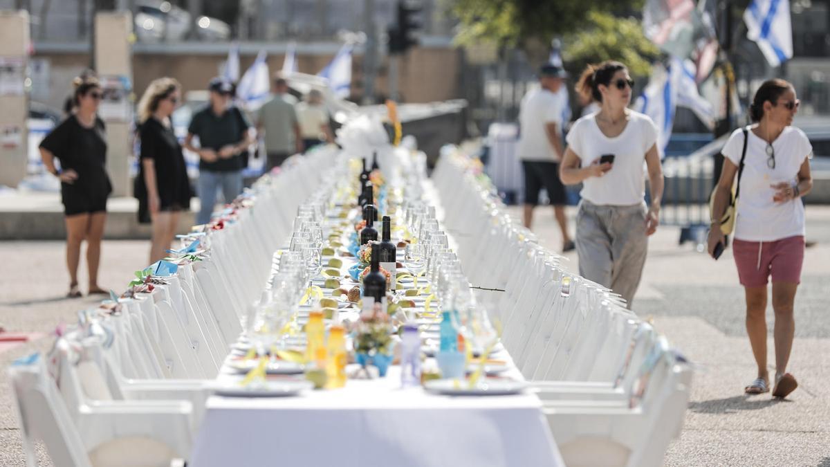 Una enorme mesa preparada para el Shabat recuerda en Tel Aviv a los secuestrados y desaparecidos.