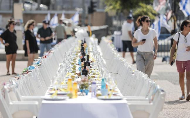 Una enorme mesa preparada para el Shabat recuerda en Tel Aviv a los secuestrados y desaparecidos.