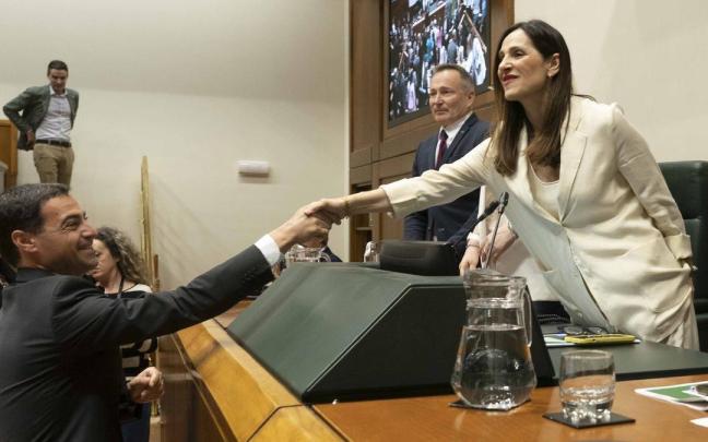El candidato del PNV a lehendakari, Imanol Pradales, da la mano a la presidenta de la Mesa, Bakartxo Tejeria