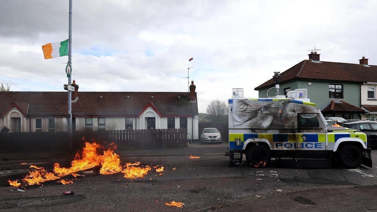 Imagen de archivo de un furgón policial alcanzado por un cóctel molotov en Derry.