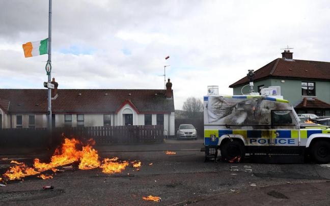 Imagen de archivo de un furgón policial alcanzado por un cóctel molotov en Derry. Imagen de archivo de un furgón policial alcanzado por un cóctel molotov en Derry.