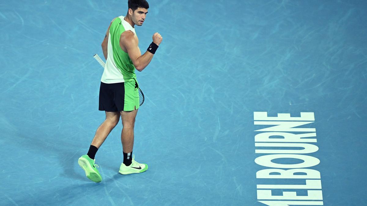 Alcaraz celebra un punto en su primer partido en el Open de Australia