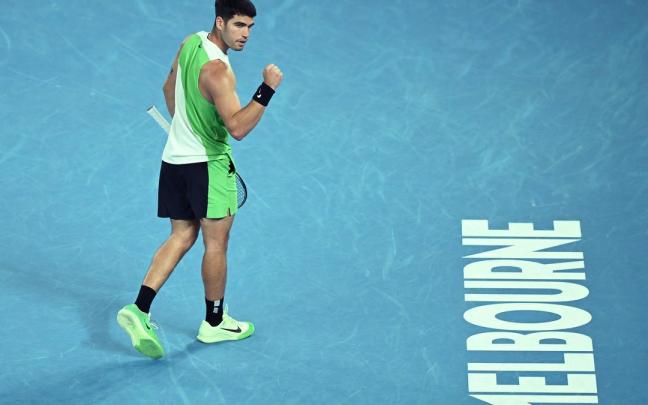 Alcaraz celebra un punto en su primer partido en el Open de Australia