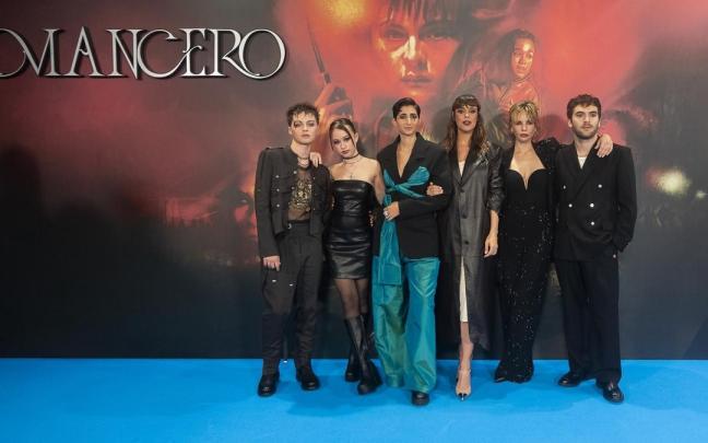 Imagen de familia del equipo artístico de la serie ‘Romancero’.