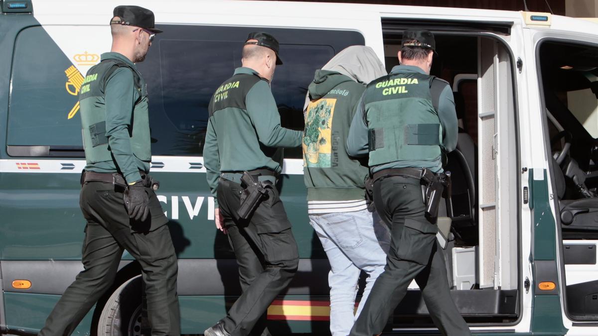 Imagen de archivo de un detenido por la Guardia Civil.