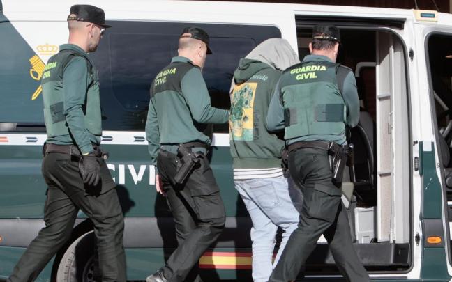 Imagen de archivo de un detenido por la Guardia Civil.