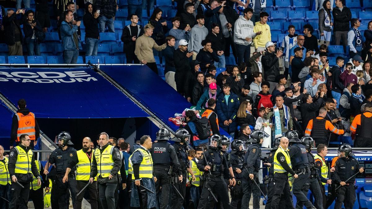 Agentes de los Mossos d'Esquadra frente a los seguidores del Espanyol.