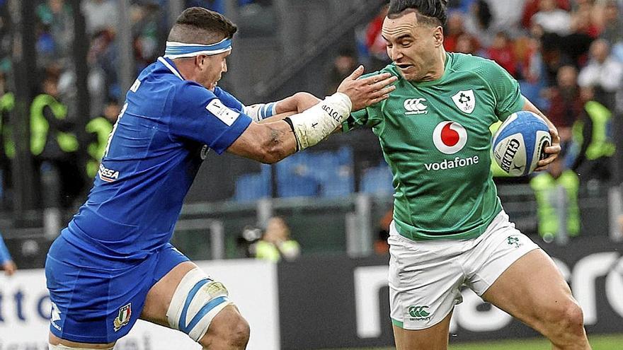 El irlandés James Lowe trata de evitar el placaje del italiano Sebastian Negri. | FOTO: EFE