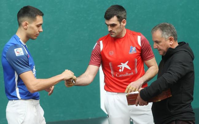 Javier Zabala y Joseba Ezkurdia, en la elección de material del Labrit de Iruñea.