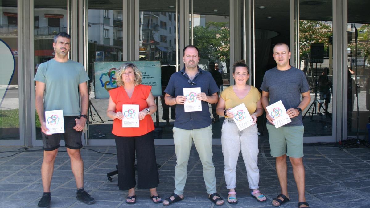 El equipo de gobierno en la presentación del folleto