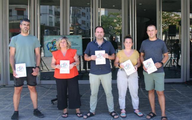 El equipo de gobierno en la presentación del folleto / Aitziber Muga El equipo de gobierno en la presentación del folleto