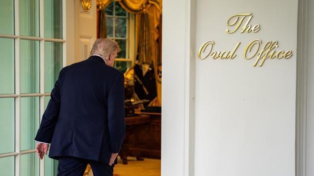 Trump accediendo al despacho oval de la Casa Blanca.