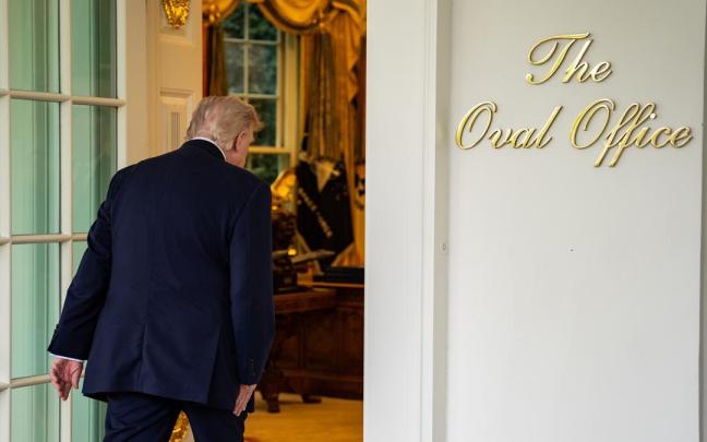 Trump accediendo al despacho oval de la Casa Blanca.
