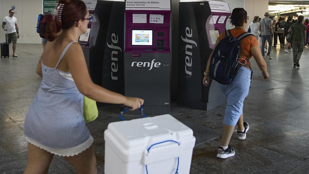 Varios viajeros en la estación de trenes Puerta de Atocha-Almudena Grandes, Madrid