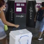 Varios viajeros en la estación de trenes Puerta de Atocha-Almudena Grandes, Madrid