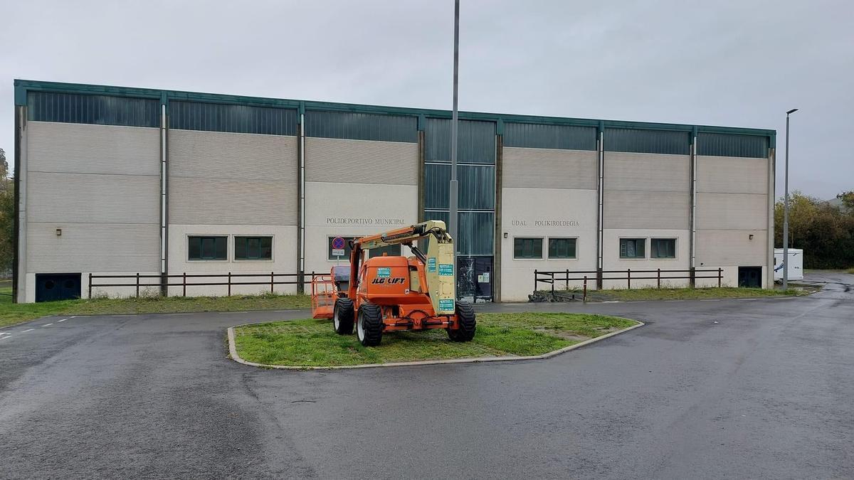 El diseño de este año esta destinado a la fachada lateral del polideportivo de Artziniega