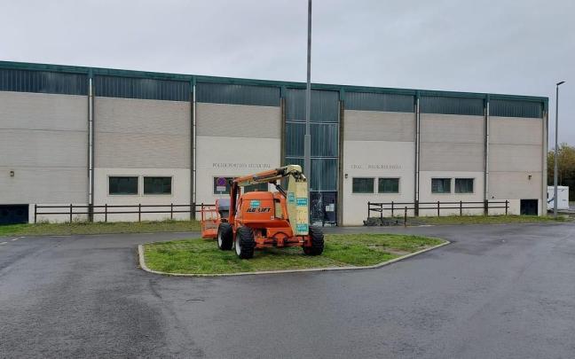 El diseño de este año esta destinado a la fachada lateral del polideportivo de Artziniega