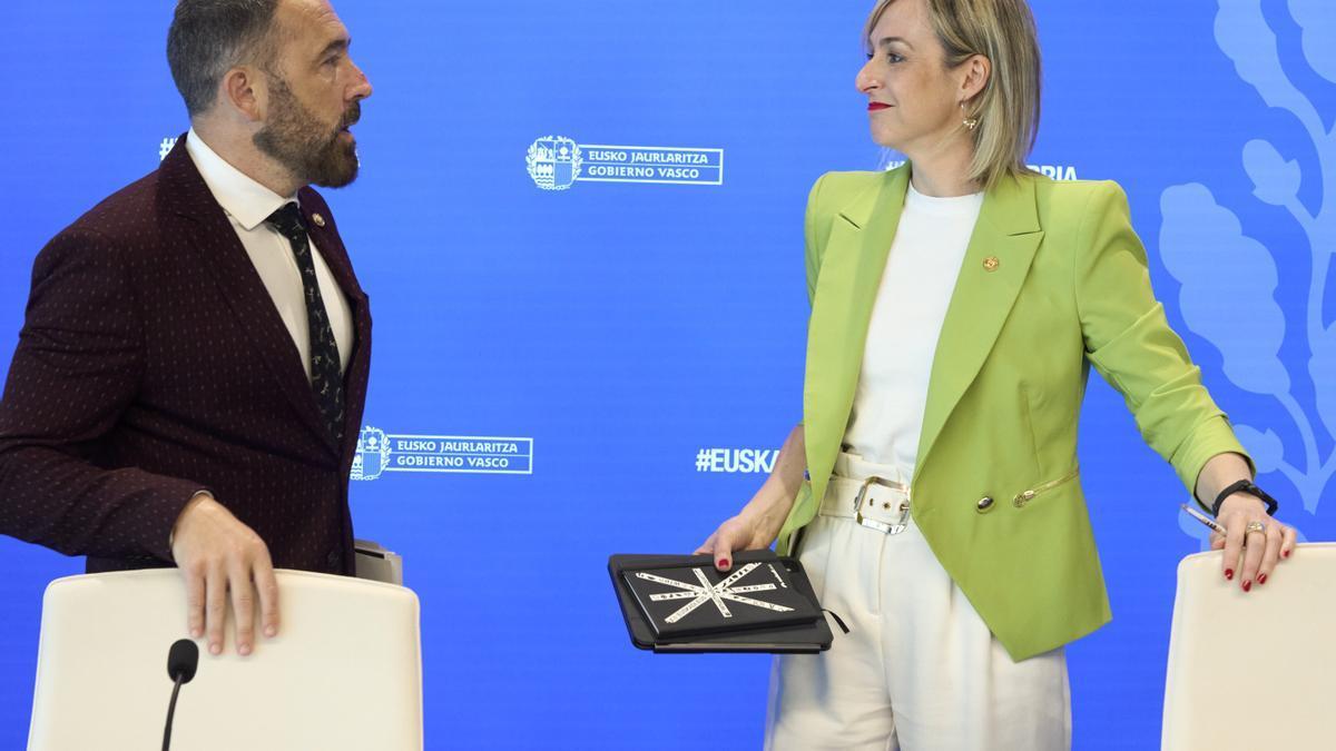 La portavoz María Ubarretxena, acompañada del consejero de Vivienda y Agenda Urbana, Denis Itxaso.
