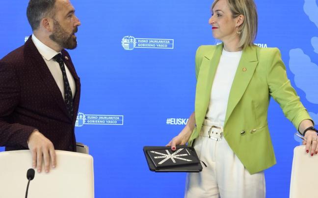 La portavoz María Ubarretxena, acompañada del consejero de Vivienda y Agenda Urbana, Denis Itxaso.