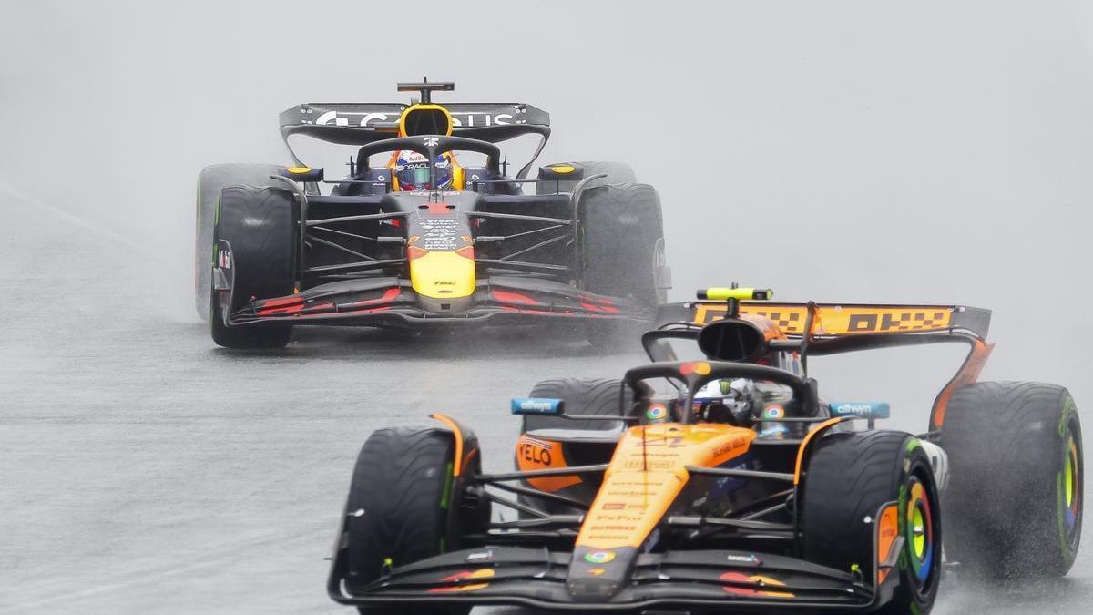 Max Verstappen (i) y Lando Norris (d) ruedan en el Gran Premio de Miami.