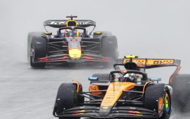 Max Verstappen (i) y Lando Norris (d) ruedan en el Gran Premio de Miami.