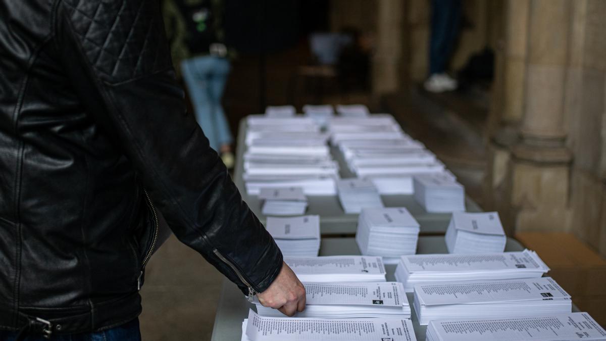 Un hombre elige entre las distintas candidaturas.