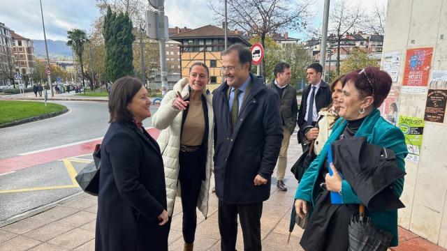 El consejero de Salud y la directora de Osakidetza junto a la alcaldesa de Durango, Mireia Elkoroiribe