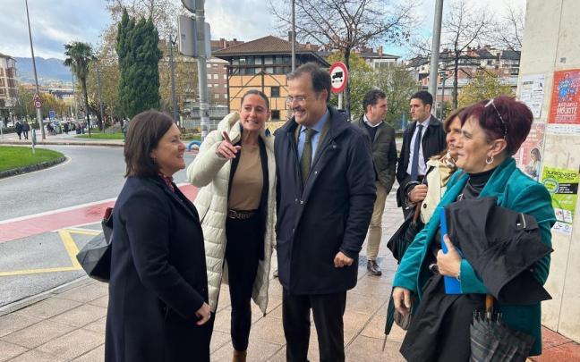 El consejero de Salud y la directora de Osakidetza junto a la alcaldesa de Durango, Mireia Elkoroiribe
