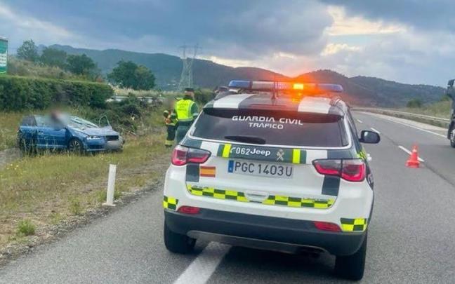 Imagen del turismo accidentado en la AP-15.