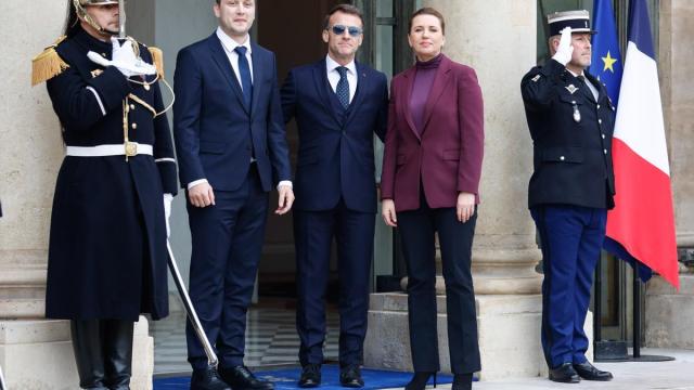 El presidente francés, Emmanuel Macron, recibe a los primeros ministros de Dinamarca, Mette Frederiksen, y de Groenlandia, Jens Frederik Nielsen