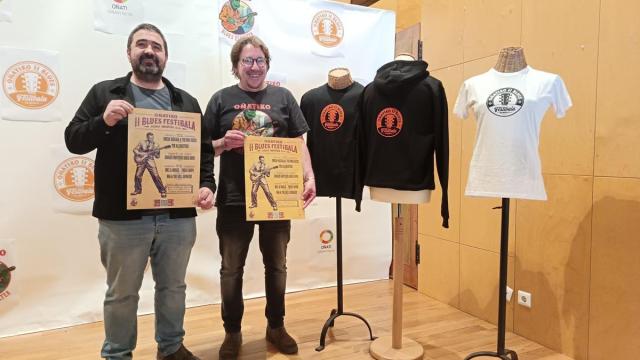 El edil de Cultura, Iñaki Olalde, y el miembro de Oñatiko Blues Elkartea, Aitor Perosterena, en la presentación del festival.