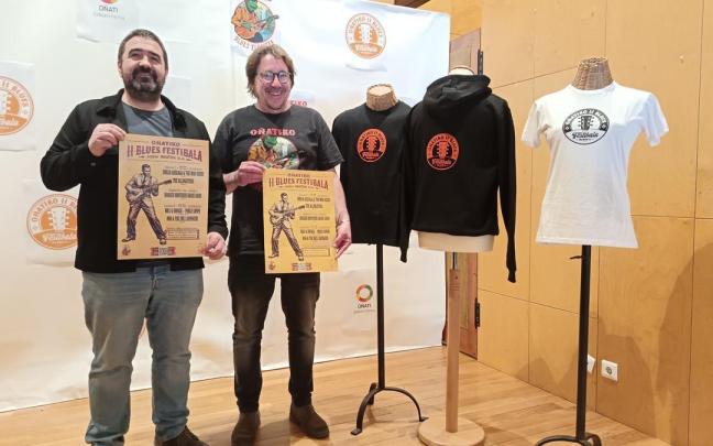 El edil de Cultura, Iñaki Olalde, y el miembro de Oñatiko Blues Elkartea, Aitor Perosterena, en la presentación del festival.