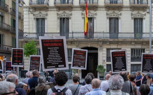 Concentración frente a la comisaría de Vía Laietana. Concentración frente a la comisaría de Vía Laietana.