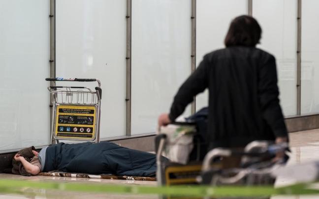 Una persona sin hogar en el aeropuerto de Barajas. / EP Una persona sin hogar en el aeropuerto de Barajas.