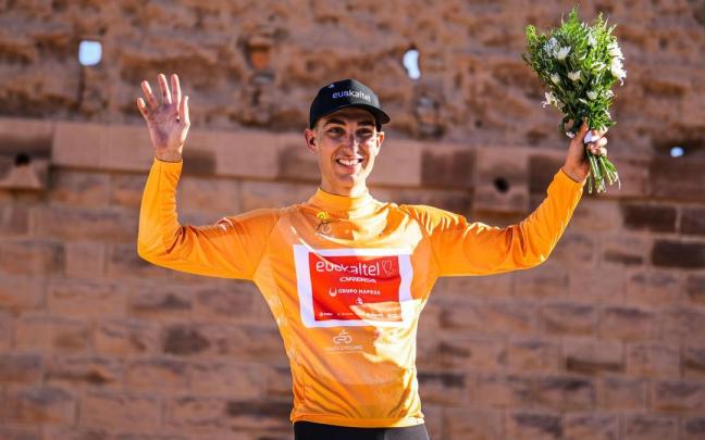 Unai Zubeldia, debutante, en el podio tras su larga escapada.