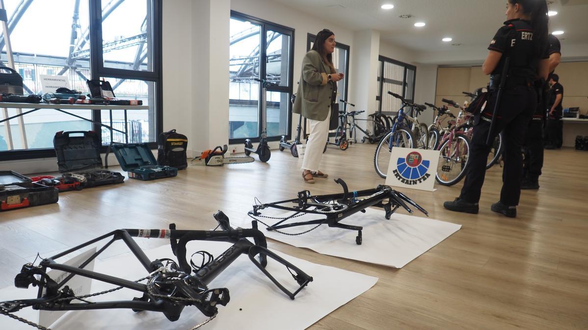 Exposición de objetos robados en Eibar organizada por la Ertzaintza a finales del año pasado.
