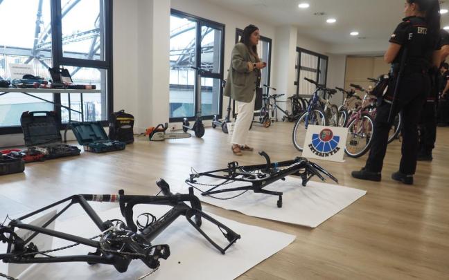 Exposición de objetos robados en Eibar organizada por la Ertzaintza a finales del año pasado.