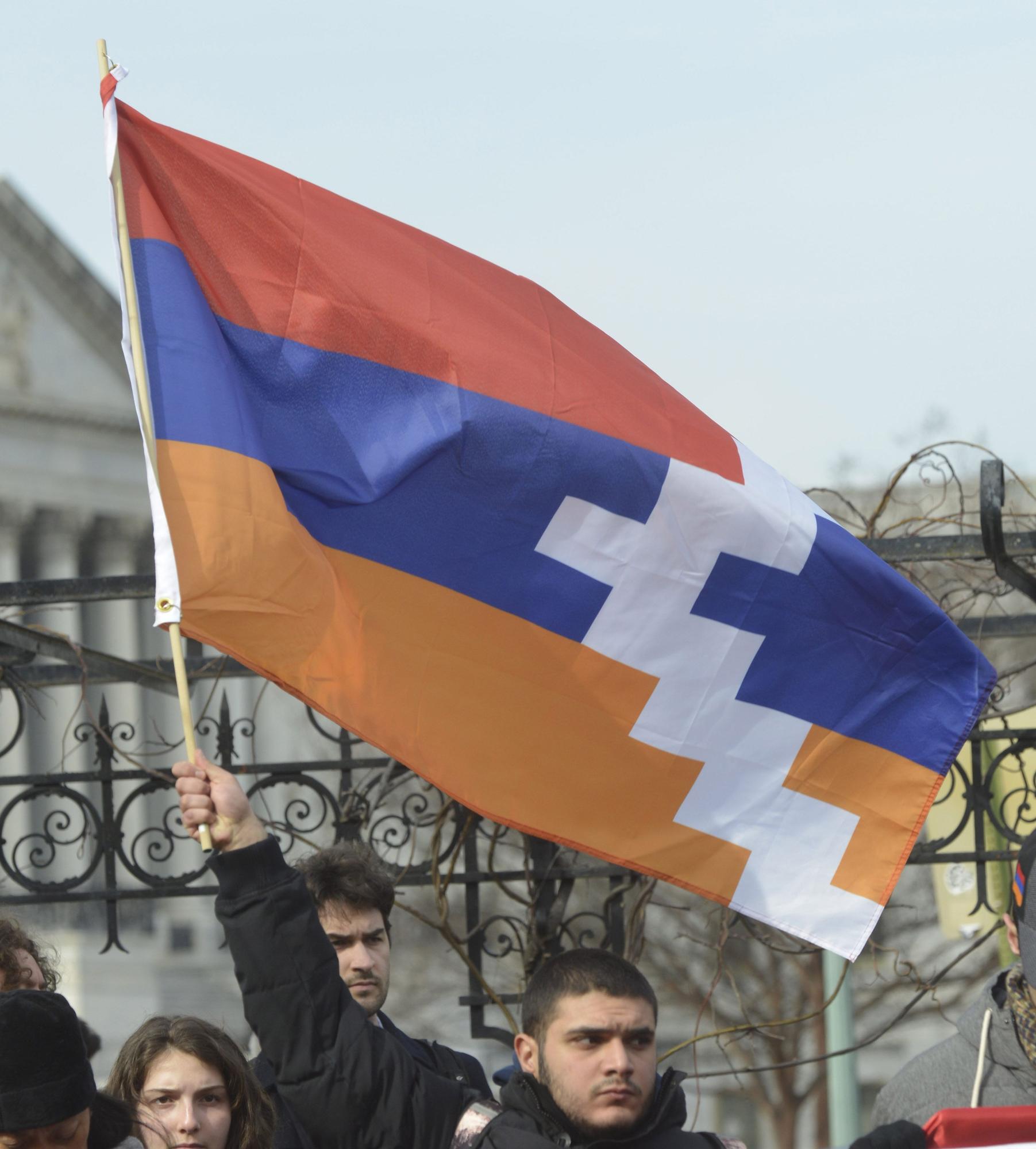Bandera de la autoproclamada república armenia de Artsaj, en Nagorno-Karabaj.