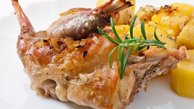 Patas de conejo asadas con patatas.