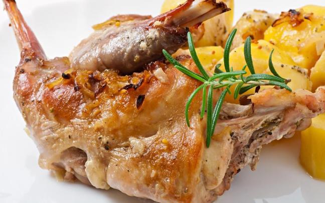 Patas de conejo asadas con patatas.