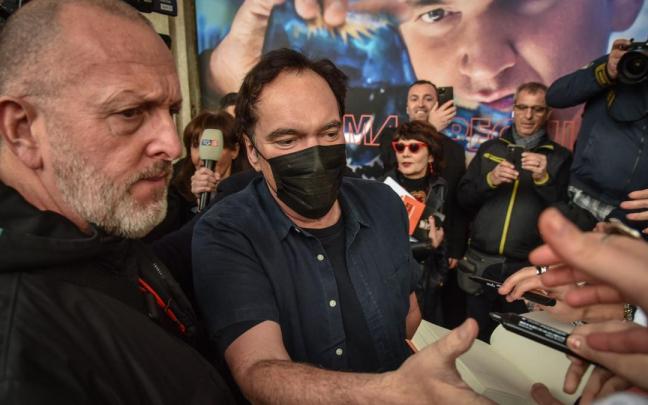 Quentin Tarantino firma libros a sus fans. Quentin Tarantino firma libros a sus fans.