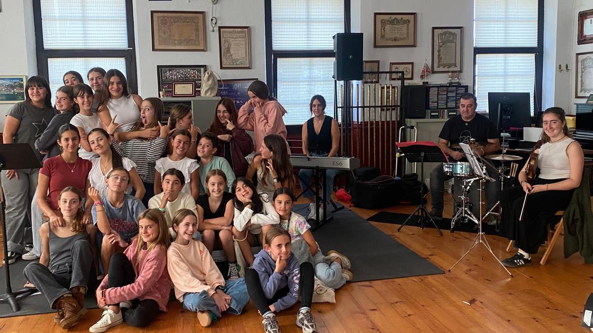 Voces y músicos de Bergarako Musika eta Dantza Eskola que viajarán a Madrid.