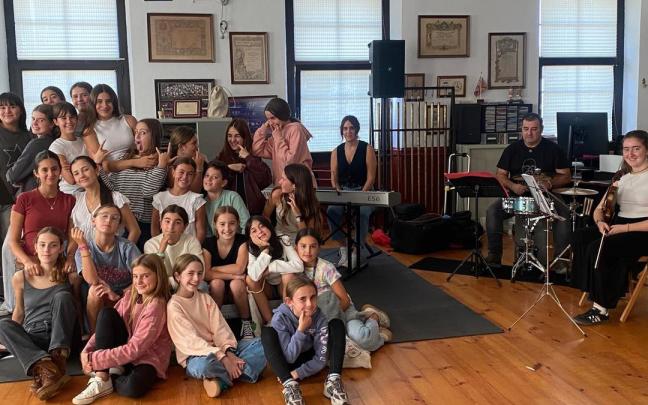 Voces y músicos de Bergarako Musika eta Dantza Eskola que viajarán a Madrid.