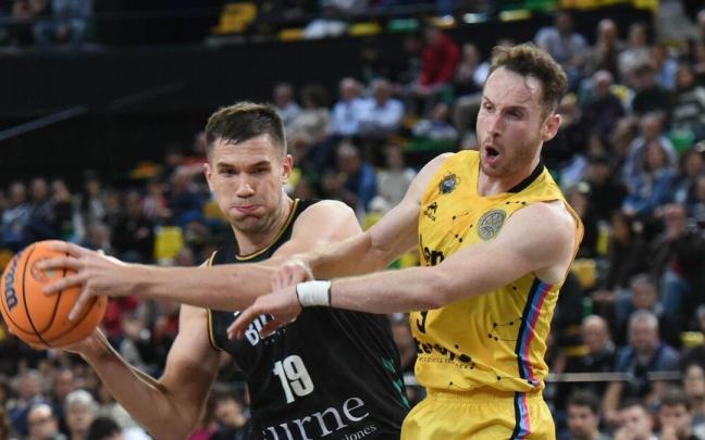 Sulejmanovic protege el balón ante el acoso de Huertas.